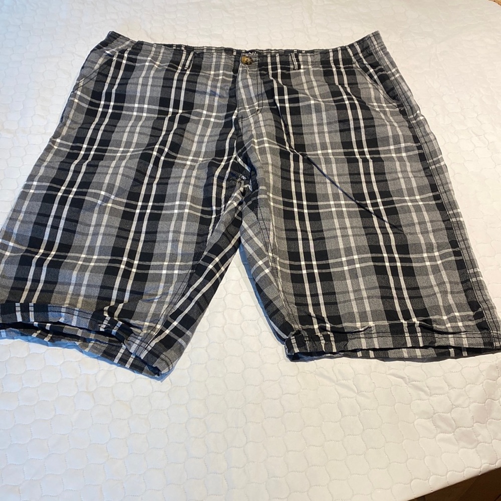 BNWOT ONIX CARGO SHORTS .